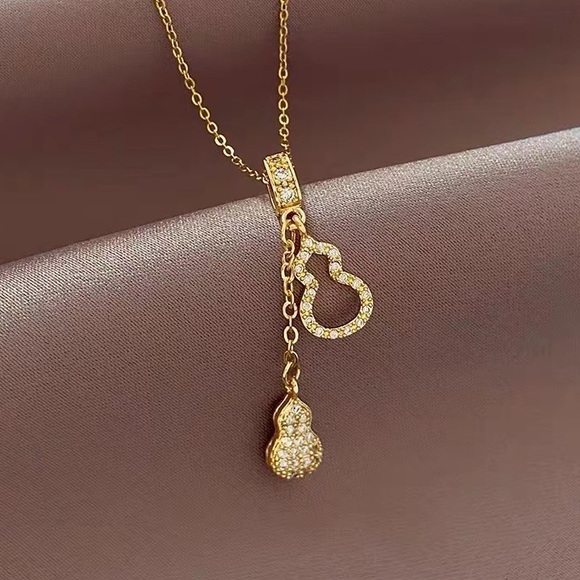 BRAND NEW Gorgeous Gold Necklace with Silver Pendants - Picture 2 of 4